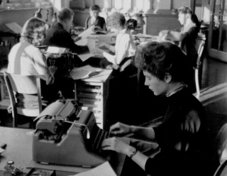 Sekretärin an Schreibmaschine in Büro
