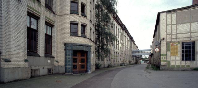 Die Fabrikstraße zwischen Salzmannbau und Kesselhaus