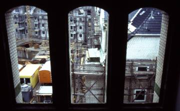 Fenster-"Triptychon" vor Baustelle