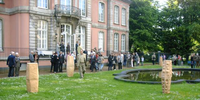 Eröffnung von Heike Walters Ausstellung "Wegzeichen" im Garten von Schloss Jägerhof
