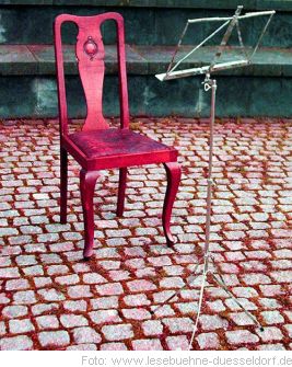 Roter Stuhl mit Notenständer